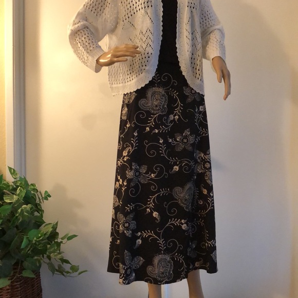 Style in this easy wear flare skirt. Black/flower design pattern. Sz 14 - Picture 4 of 6